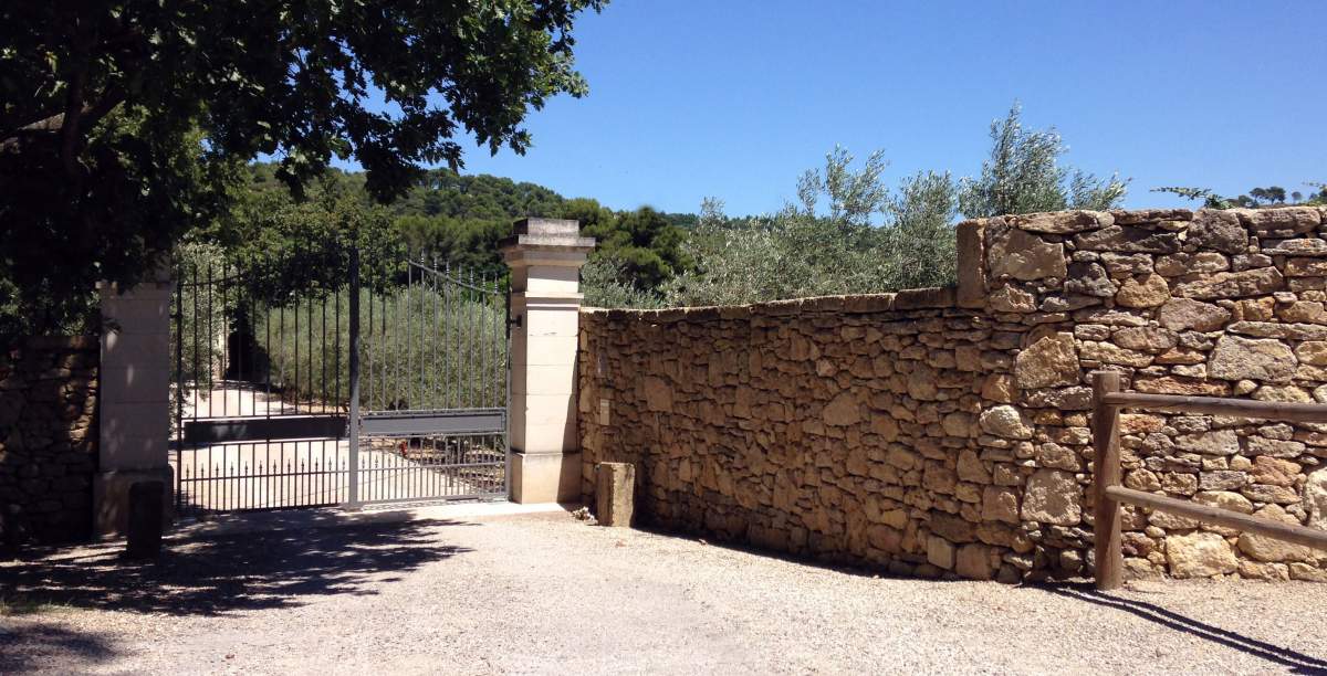 Réalisation d'un portail avec piliers et mur en pierres à Salon de Provence -Vue d'ensemble